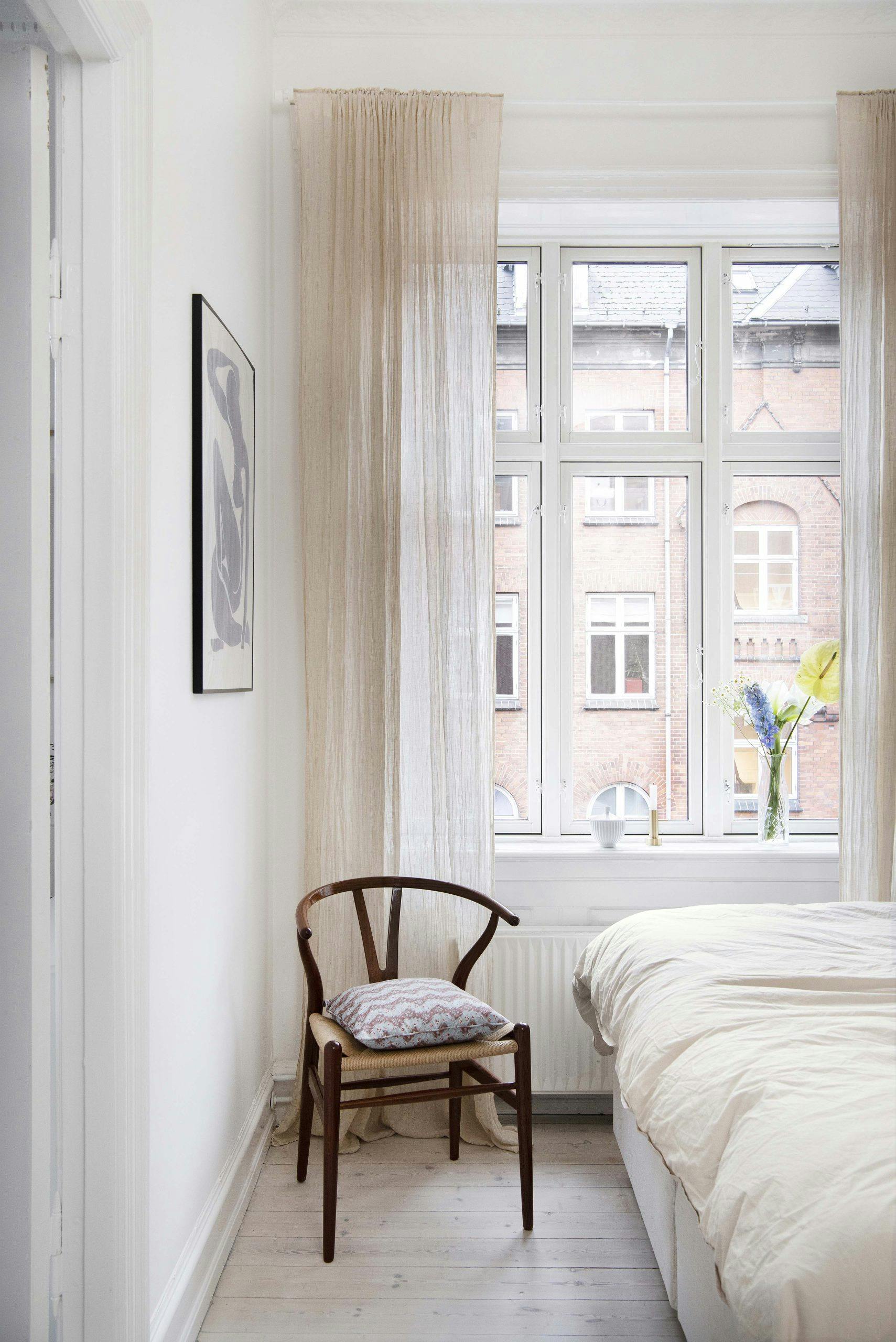 Bolig reportage hos Caroline Buchardt Lyst soverom med kontrast stol